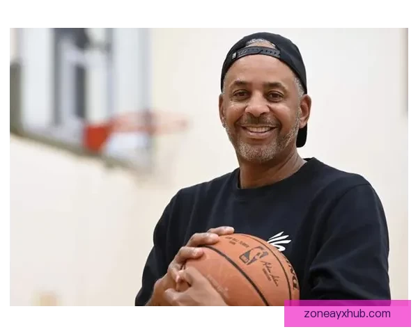 库里晒图致敬父亲球衣退役开创者的球衣永远悬挂球馆穹顶